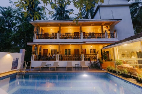 Property building, Swimming pool, sunbed