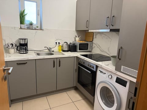 Modernes 2-Zimmer Apartment mit 4 Einzelbetten, Küche & Balkon Apartment in Offenbach