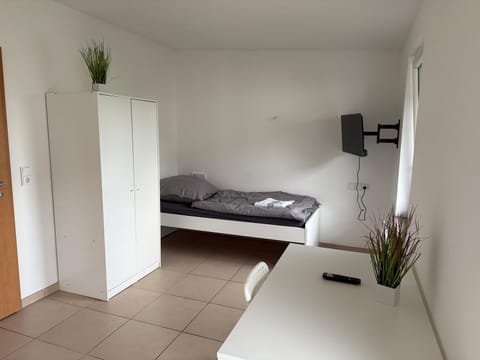 Modernes 2-Zimmer Apartment mit 4 Einzelbetten, Küche & Balkon Apartment in Offenbach
