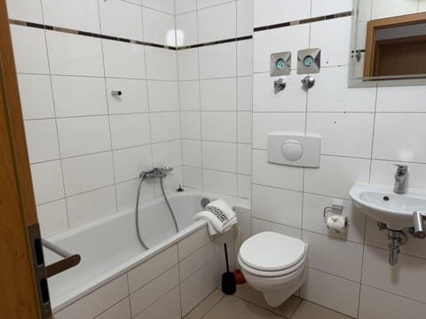 Modernes 2-Zimmer Apartment mit 4 Einzelbetten, Küche & Balkon Apartment in Offenbach