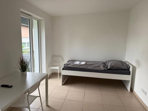 Modernes 2-Zimmer Apartment mit 4 Einzelbetten, Küche & Balkon Apartment in Offenbach