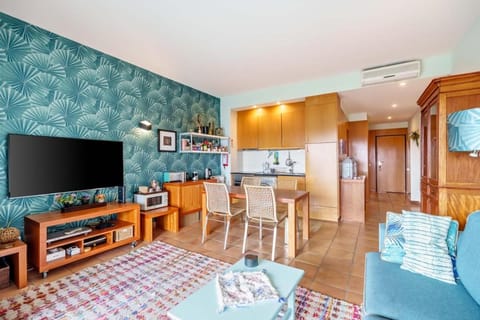 Communal lounge/ TV room, TV and multimedia, Kitchen or kitchenette, Dining area, oven, stove