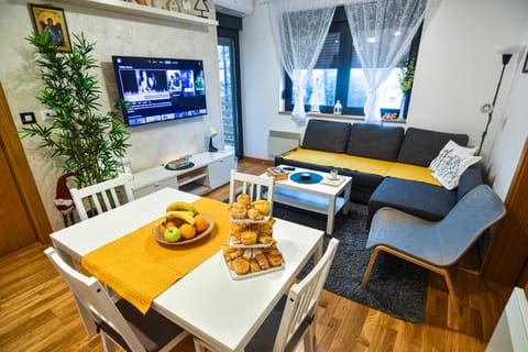 TV and multimedia, Living room, Seating area, Dining area