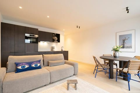 Kitchen or kitchenette, Living room, Seating area, Dining area