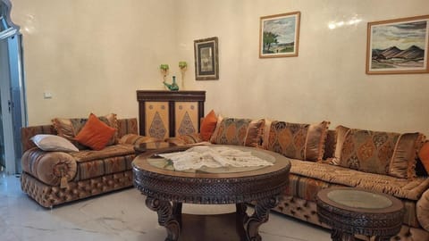 Living room, Seating area