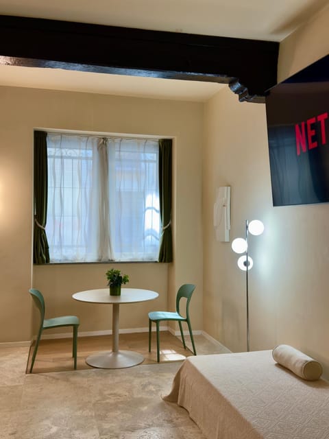 Photo of the whole room, Seating area