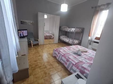 Bed, TV and multimedia, Photo of the whole room, Bedroom, wardrobe
