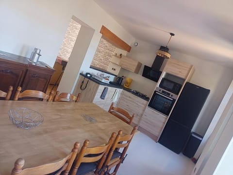 Kitchen or kitchenette, dishwasher, oven