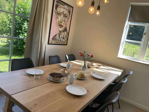 Seating area, Dining area