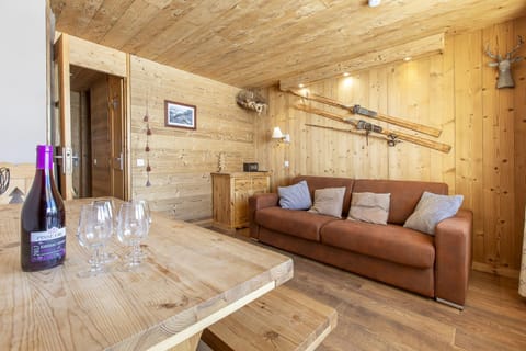 Kitchen or kitchenette, Living room, Food and drinks, Dining area, Drinks