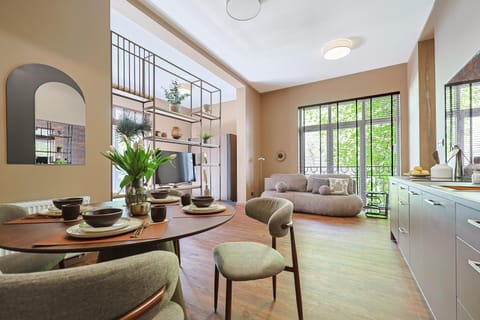 TV and multimedia, Kitchen or kitchenette, Living room, Seating area, Dining area
