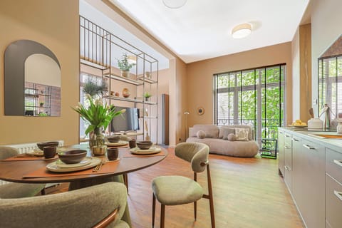 Kitchen or kitchenette, Living room, Seating area, Dining area