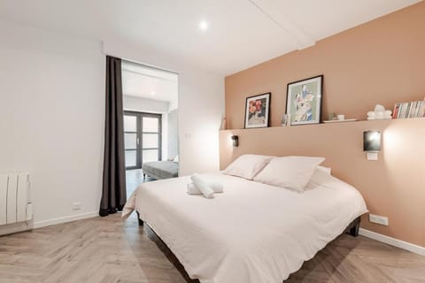 Bed, Photo of the whole room