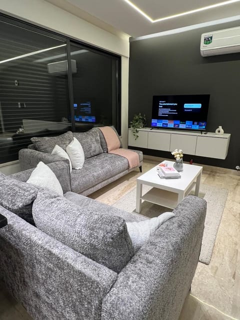 Communal lounge/ TV room, TV and multimedia, Living room, Seating area, Evening entertainment, air conditioner