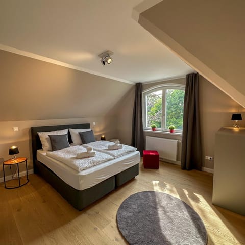 Bed, Photo of the whole room, Bedroom, towels