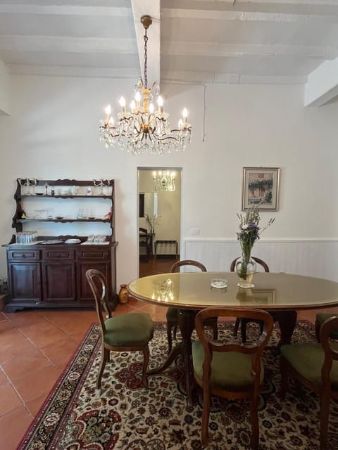 Living room, Seating area, Breakfast