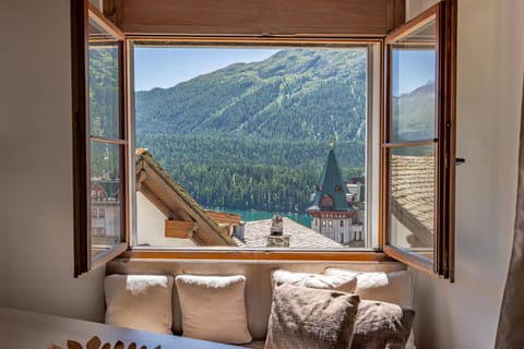 View (from property/room), Living room, Mountain view