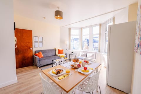 Kitchen or kitchenette, Living room, Food and drinks, Seating area, Dining area, Food, Breakfast, Continental breakfast, Lunch, Dinner, Drinks, oven