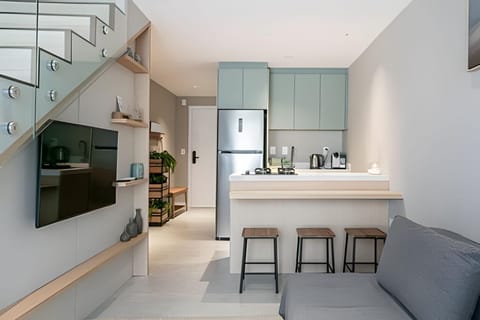 Kitchen or kitchenette, Dining area, oven, stove