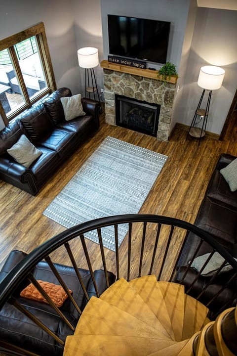 TV and multimedia, Living room, Seating area, fireplace