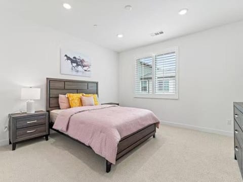 Beautiful Irvine Grand Park Community Cozy and Comfortable Home Apartment in Lake Forest