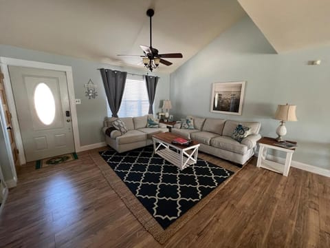 Waterfront retreat minutes from the beach House in Manahawkin