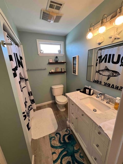 Waterfront retreat minutes from the beach House in Manahawkin