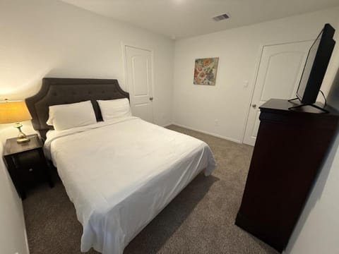 Bed, TV and multimedia, Photo of the whole room, Bedroom