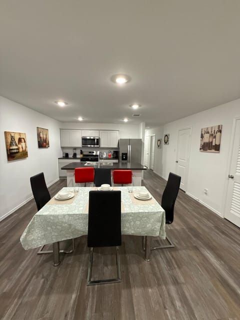 Kitchen or kitchenette, Seating area, Dining area