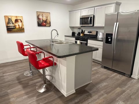 Kitchen or kitchenette, Dining area, dishwasher, oven, pet friendly, stove