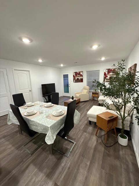 TV and multimedia, Living room, Seating area, Dining area, Evening entertainment