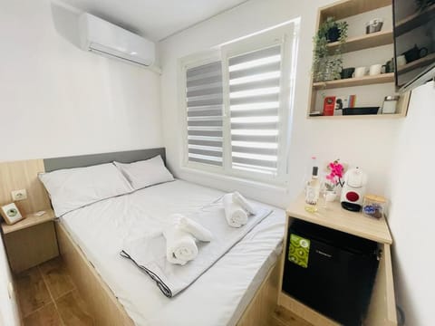 Bed, TV and multimedia, Kitchen or kitchenette, Photo of the whole room, Bedroom, towels, air conditioner