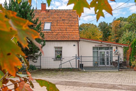 Property building, Facade/entrance, Day, Garden, Seating area, Autumn, Garden view