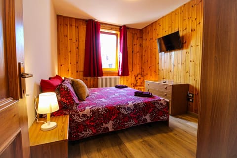 Bed, TV and multimedia, Photo of the whole room, Bedroom, wardrobe