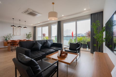 Communal lounge/ TV room, TV and multimedia, Living room, Seating area, Evening entertainment