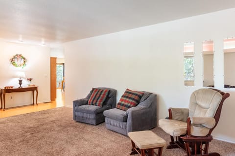 Living room, Seating area