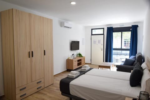Bed, TV and multimedia, Photo of the whole room, Seating area, internet, wardrobe, air conditioner