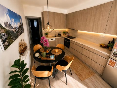 Kitchen or kitchenette, Dining area