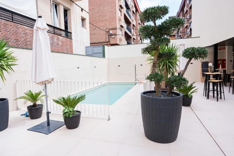 Patio, Swimming pool, sunbed