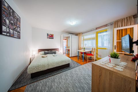 Bed, TV and multimedia, Living room, Seating area, Bedroom, Family, heating, internet, wardrobe
