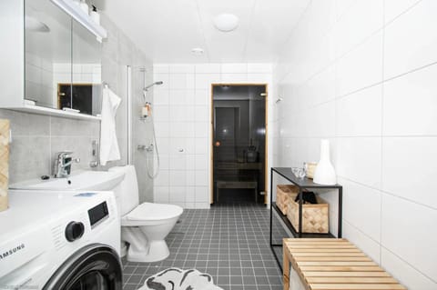 Shower, Toilet, Bathroom, towels, washing machine