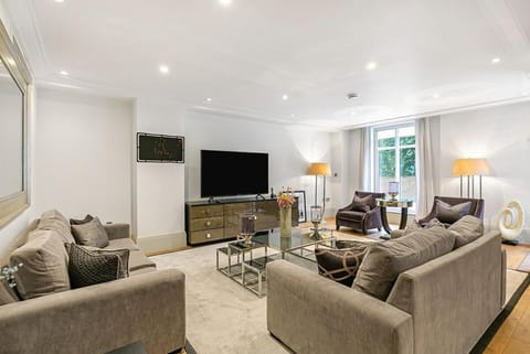 Communal lounge/ TV room, TV and multimedia, Living room, Seating area, Evening entertainment
