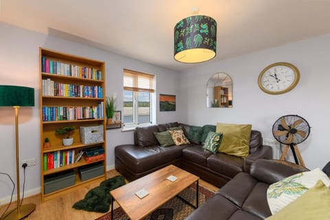 Lovely 2 Bed Only 5 min Walk to Bus and Easy Bay Access Apartment in Cardiff