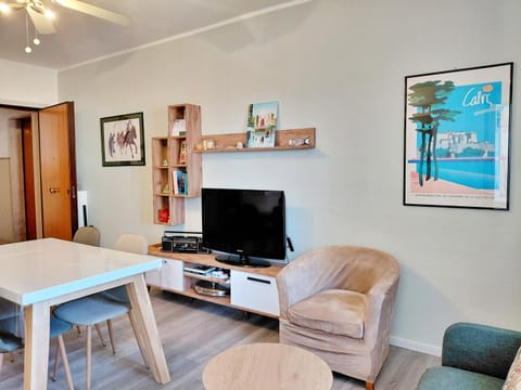 TV and multimedia, Living room, Seating area, Dining area, Evening entertainment