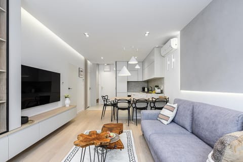 TV and multimedia, Kitchen or kitchenette, Living room, Seating area, Dining area