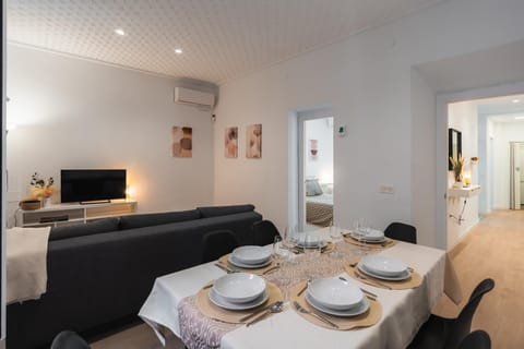TV and multimedia, Living room, Seating area, Dining area, air conditioner