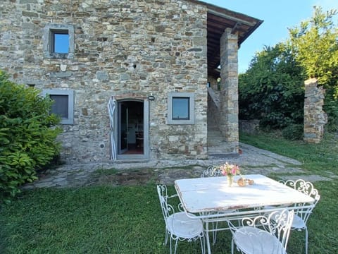Property building, Patio, Spring, Day, Garden, Dining area, Garden view