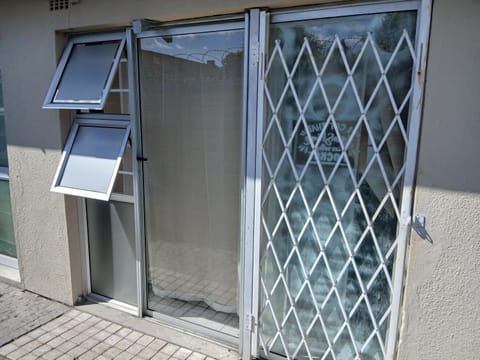 12 on lake Grassy Park Apartment in Cape Town