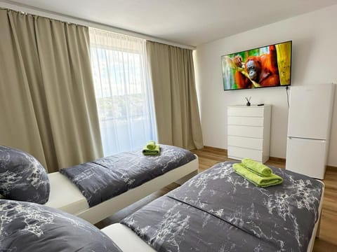 Bed, TV and multimedia, Bedroom, towels
