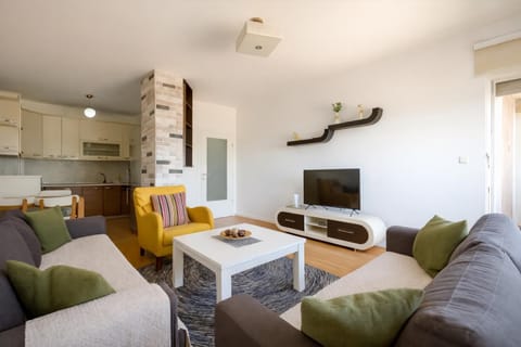 TV and multimedia, Kitchen or kitchenette, Living room, Seating area, Dining area